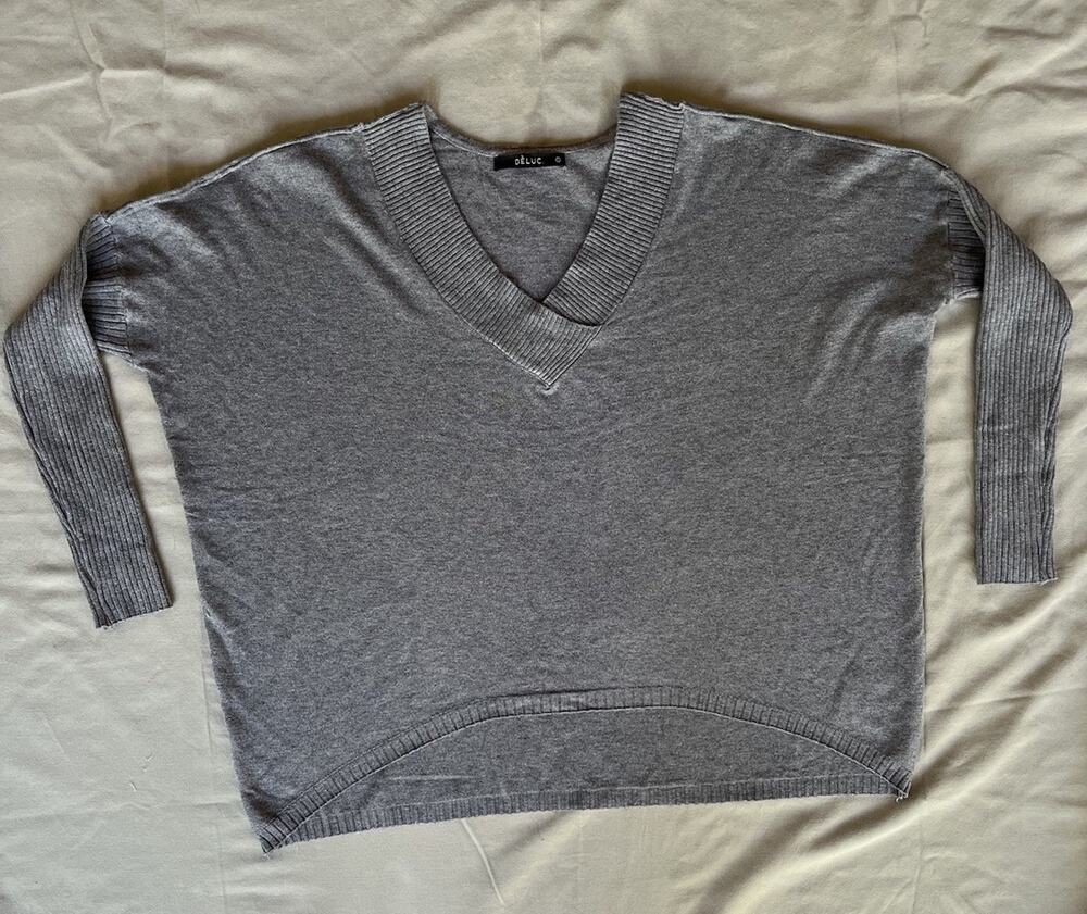 Deluc Women’s L Gray V Neck Oversized Sweater Ribbed Sleeves Curved Hem Relaxed
